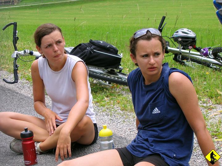 Karta1_ 289.jpg - Ostatni odpoczynek na szczycie wzniesienia. Grupa się zbiera w kupę :) Ogłoszenie parafialne: "Na końcu zjazdu w lewo do obozu"